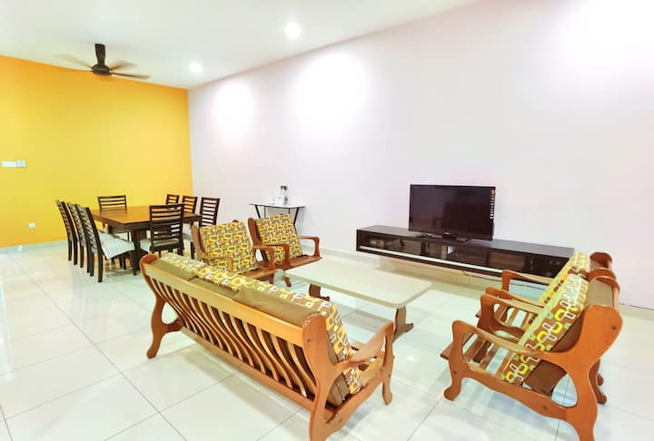 Kulaiutama/ktm/wifi&netflix/8pax - Kulai