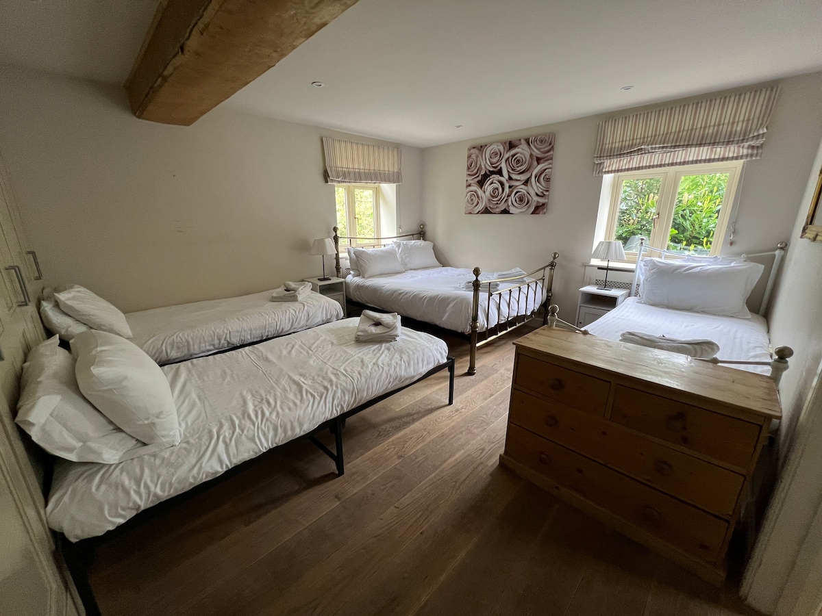 Kjo fotografi tregon dhomën e gjumit One të konfiguruar me numrin maksimal të krevateve.  Ka një krevat dopio "king" dhe 3 teke janë të gjitha të ngurta me dyshekë me shkumë memorie.  