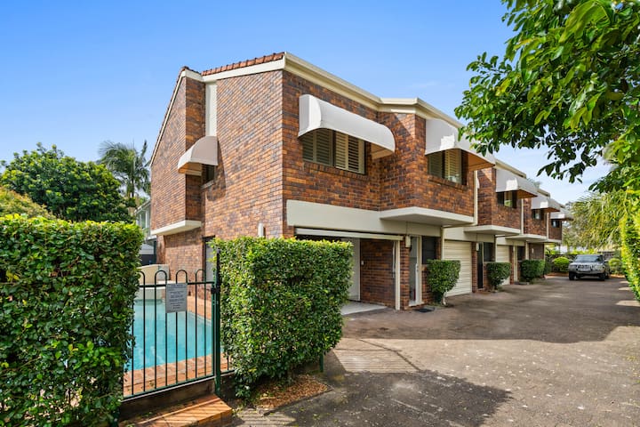 Noosa River, Playground, Café/Restaurant adjacent