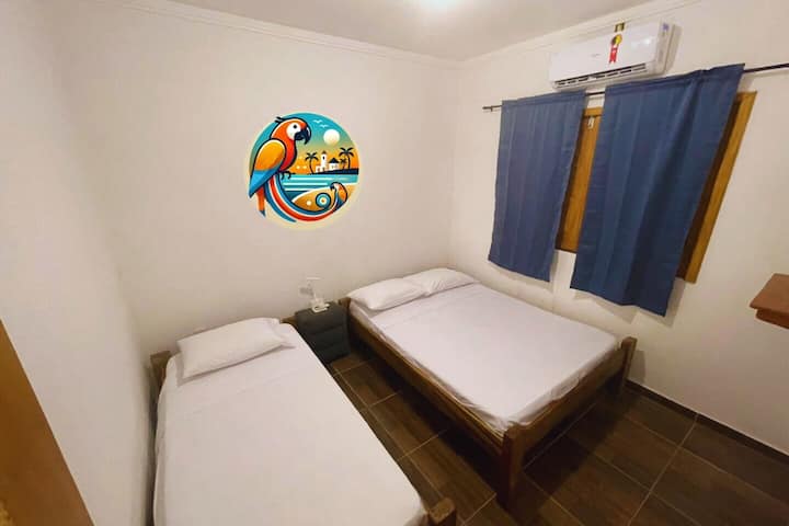  Me një krevat tek dhe një krevat dopio. Ambienti përfshin gjithashtu një dollap të varur për ruajtje praktike dhe një ajër të kondicionuar për ta mbajtur mjedisin të freskët. Përveç kësaj, ka një ventilator në dispozicion për lehtësi të shtuar.