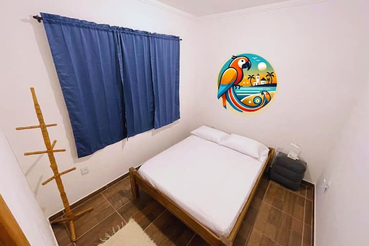  Me një krevat dopio. Ambienti përfshin gjithashtu një dollap të varur për ruajtje praktike dhe një ajër të kondicionuar për ta mbajtur mjedisin të freskët. 