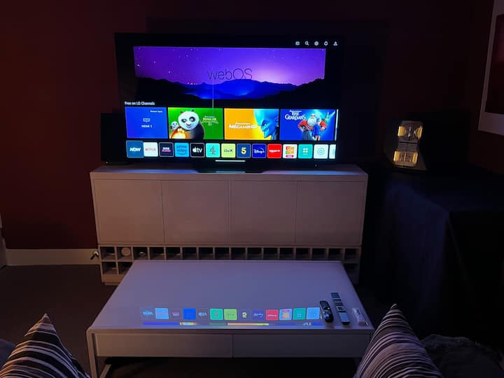 65-palcová OLED TV