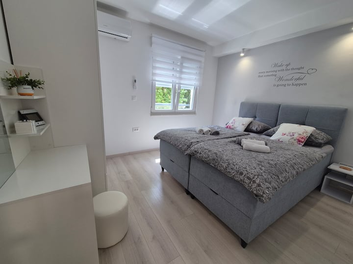 卧室配有两张床（一张特大号床或两张独立的床）、一张带镜子的梳妆台、一台带国际频道的电视、一个大衣柜、带手机充电的智能灯和窗户上的蚊帐。