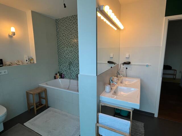 Stadtwohnung mit grünem Ausblick gallery image 4