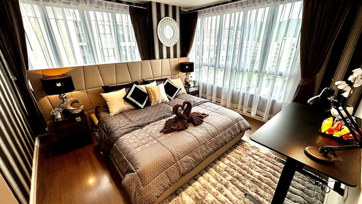 Glavna spavaća soba ima vrlo udoban bračni madrac, posteljinu od svilenog pamuka i dva panoramska prozora s pogledom na bazen, planinu, izlazak sunca, stadion i palme. Imate garderobni ormar, prostor za rad  i privatnu kupaonicu s tušem.