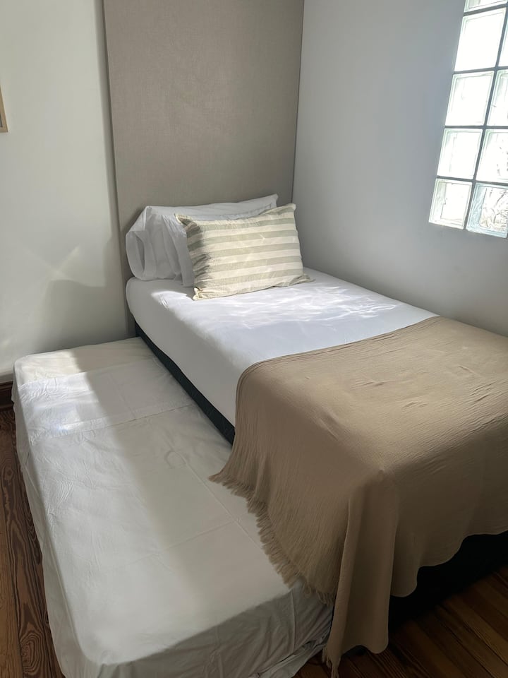 Nastavenie spálne 2 s dvoma samostatnými posteľami. 