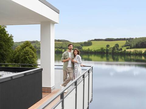 Lakeside Design Penthouse with Sauna, Fireplace & Jacuzzi