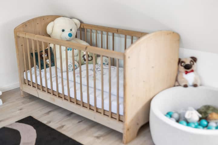 Krevet za bebe odmah pored spavaćih soba 3 i 5