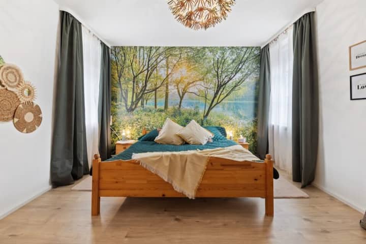 Velika spavaća soba na 2. katu s „pogledom na prirodu”. 
Uz ovu sobu nalazi se soba s dječjim krevetom. 
Dakle, blizu ste svog djeteta.