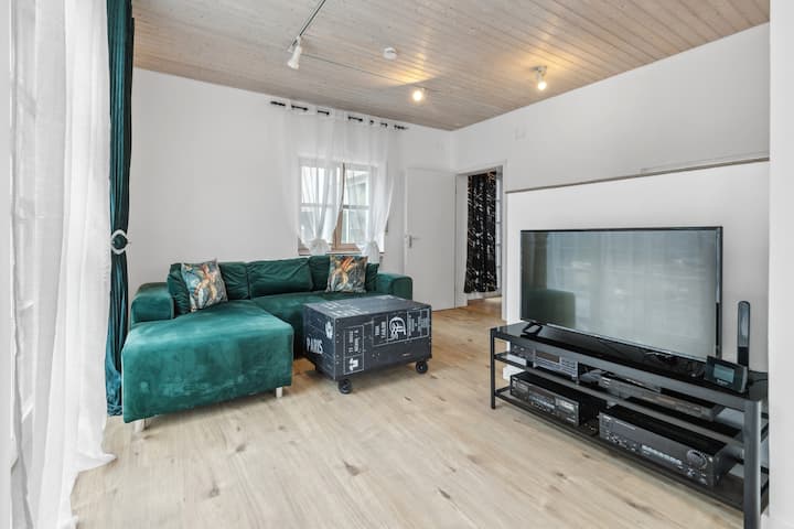 Soba s kaučem na razvlačenje na 1. katu (180 x 140) - udobna za jednu osobu, ako je potrebno za 2 osobe.
Stereo sustav s gramofonom i prostorom za igru za djecu.
Drugi TV, Netflix se može gledati na oba uređaja.