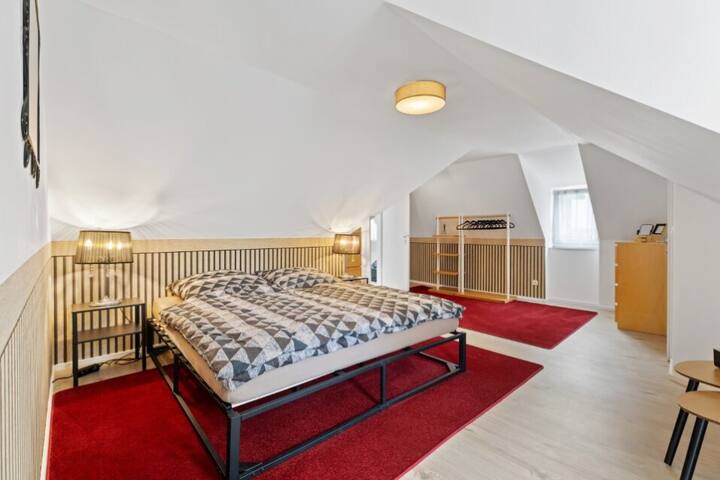 Prolazna soba u blizini WC školjke za goste