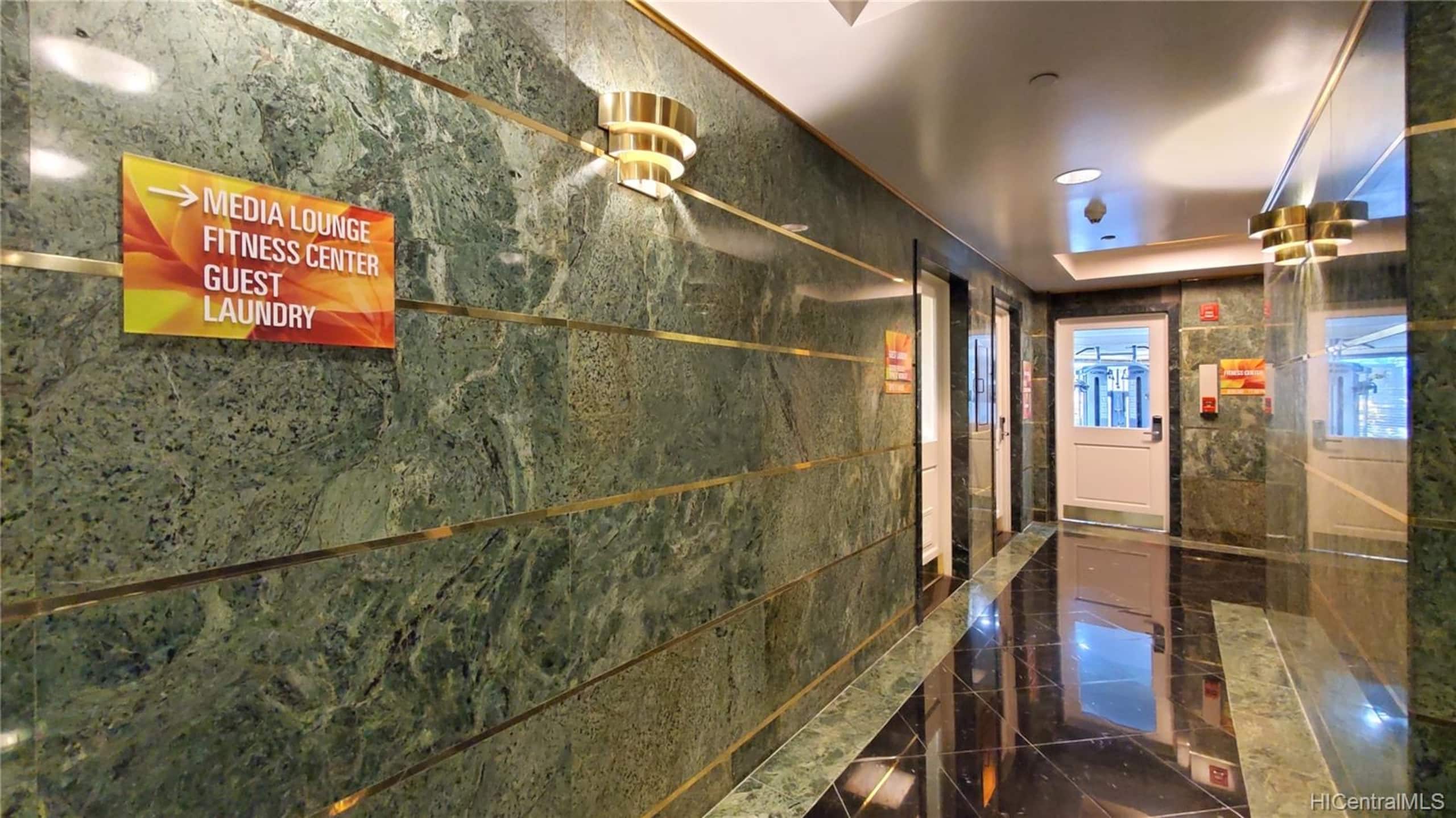 Honeymoon suite style room - Image 7