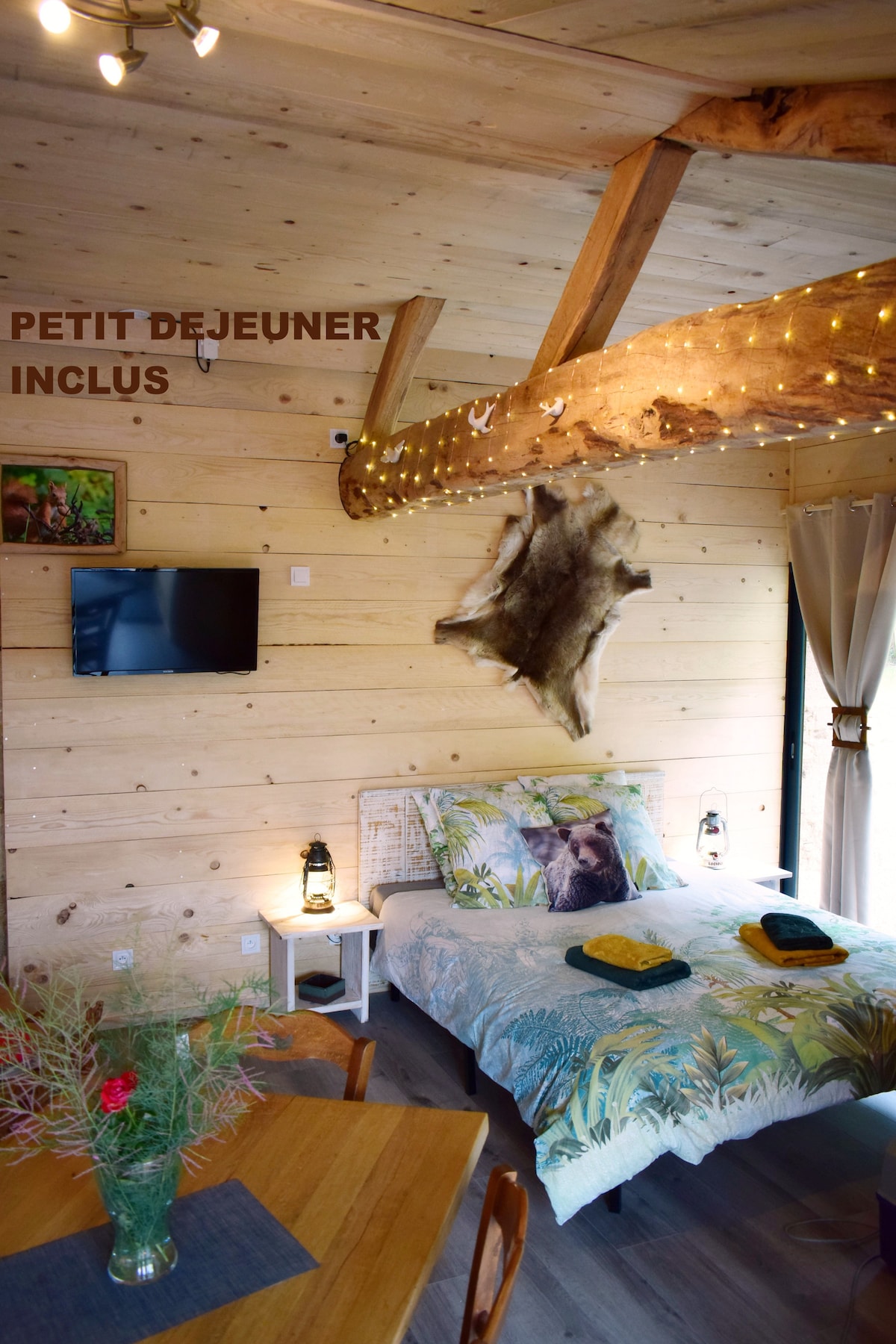 Posteľ 160 cm. Pripomíname, že posteľná bielizeň je k dispozícii a raňajky sú v cene.