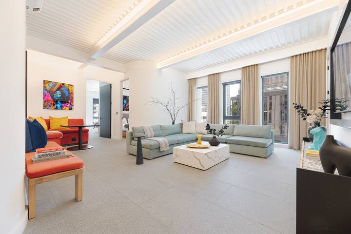 Opulent 3-Bedroom Luxury for 6 in City Center gallery image 2