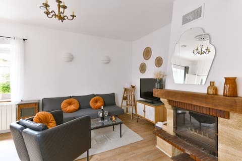 Top performing Airbnb: Beautiful studio 2 steps from Palace of Versailles in Versailles