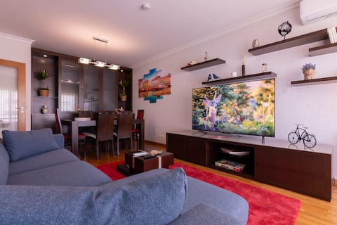 Top performing Airbnb: OceanBreeze - EcoHost | Beach · Parking · 6px · AC in Matosinhos
