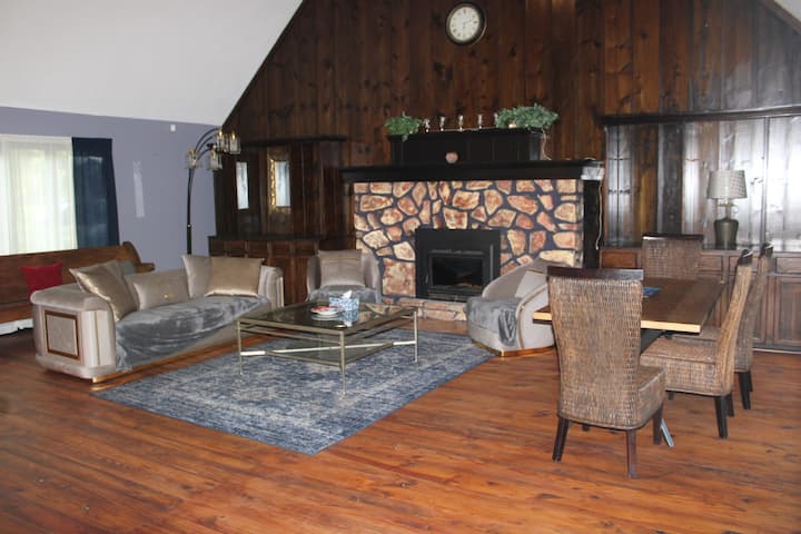 Executive 5 Br Lakeside Home - Evansville, IN