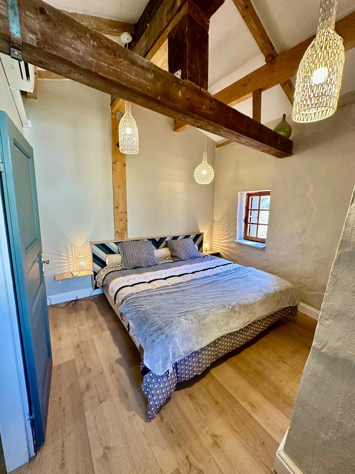 ห้องนอนแรกและเตียงขนาดคิงไซส์ 