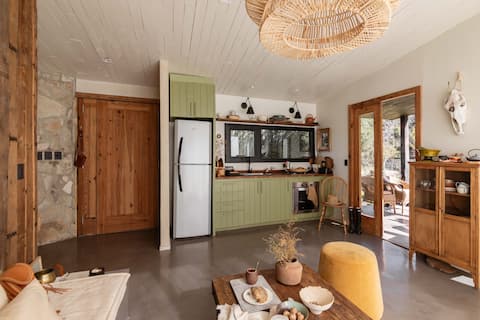Top performing Airbnb: Sustainable rural shelter / Thinta. Negra in Mercedes