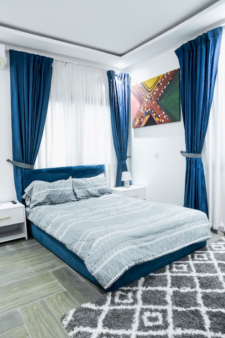 Spálňa 2 s manželskou posteľou, vlastnou kúpeľňou, šatníkom a televízorom