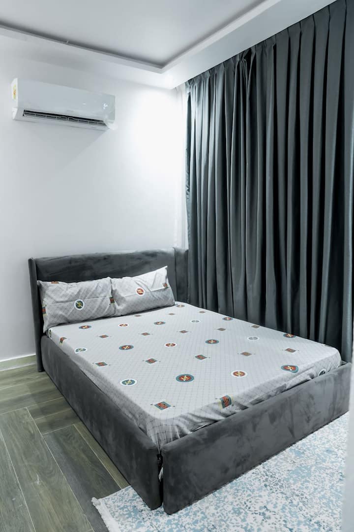 Spálňa vhodná pre deti aj dospelých s vlastnou kúpeľňou, televízorom , šatníkom / úložným priestorom a klimatizáciou 