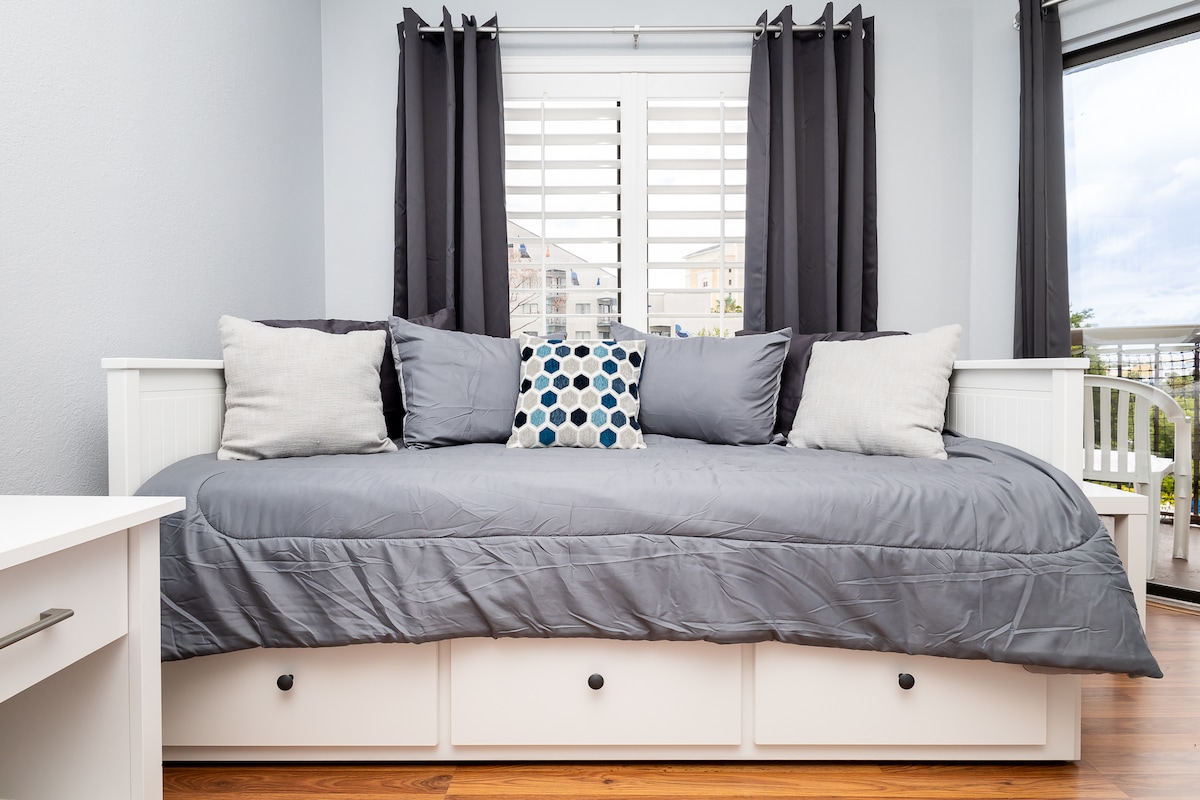 Მისაღები ოთახი გასაშლელი დივნით - სრული ზომა, Wi-Fi, ტელევიზორი