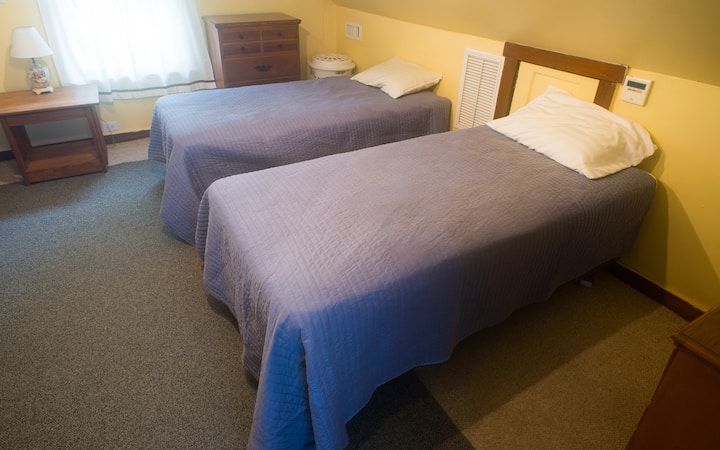 เตียงเดี่ยว 4 เตียงที่ชั้นบน