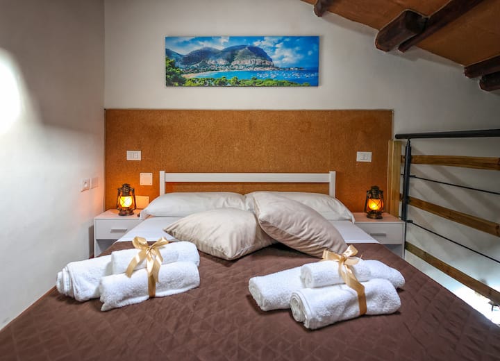 Camera da letto con luce effetto fiamma per una magica atmosfera