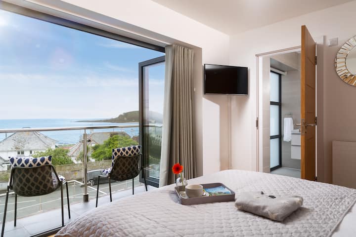 Suita kryesore e katit të parë me dy dyer dhe ballkon
Krevat dopio "kingsize".
Banjë e kompletuar dhe altoparlantë dhome