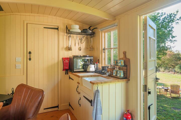 Hilltop Shepherds Hut & Hot Tub With Estuary View - Essex