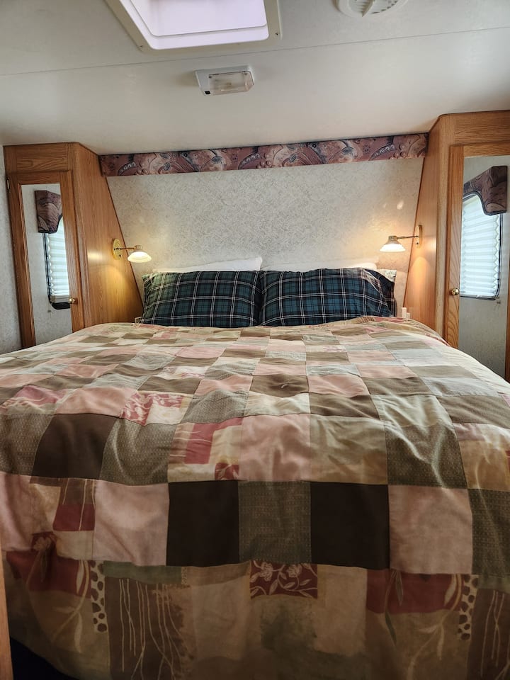 חדר שינה עליון.
מיטת קווין סייז - מזרן קפיצי מסורתי.
ארונות בגדים עם האנגרים, תריסים מחשיכים בחדר
אורות קריאה אישיים ושקעי USB
יש מדף מתקפל שיכול להכיל מחשב נייד או מסך