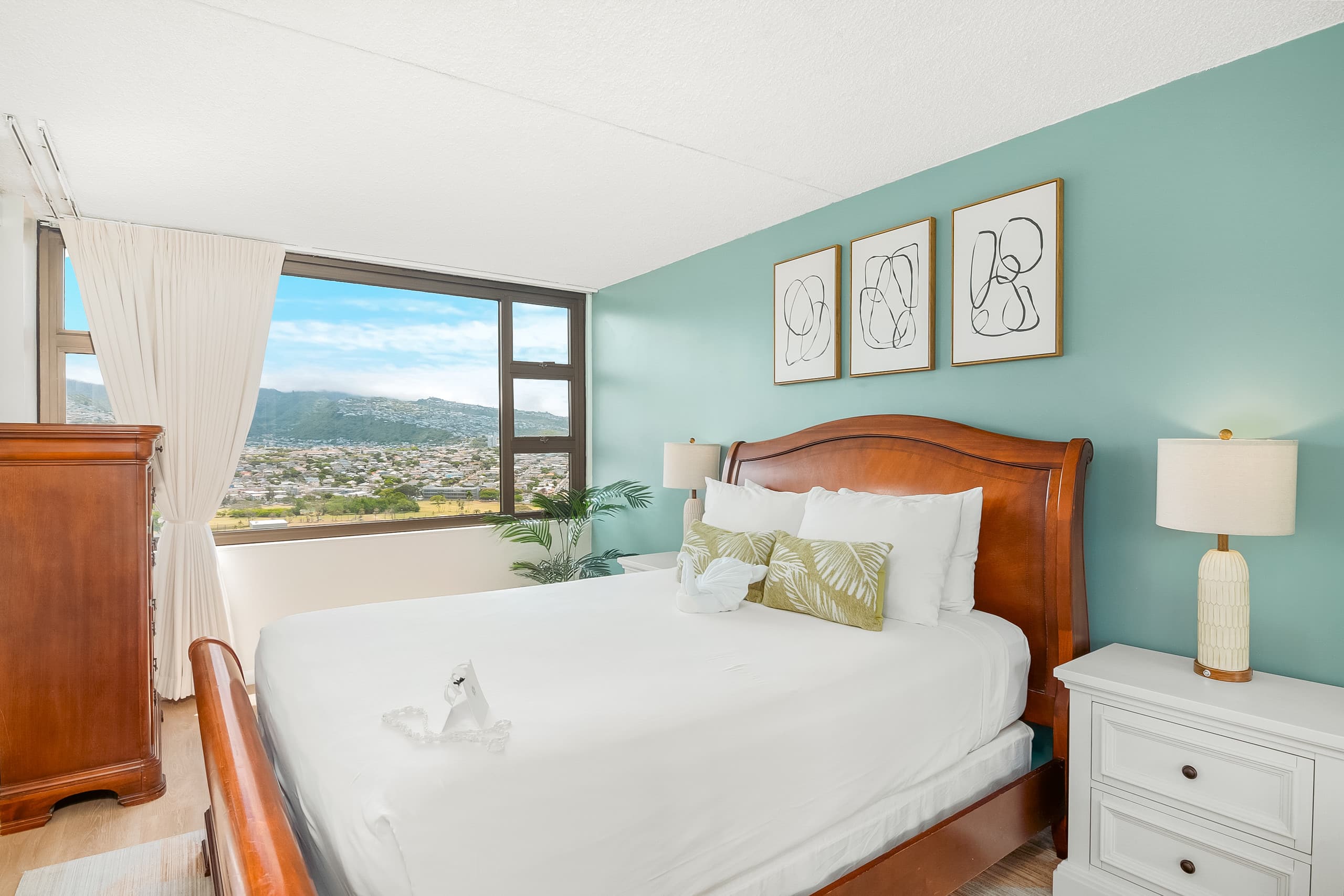 Condo in Honolulu · ★4.94 · 1 bedroom · 2 beds · 1 private bath - Image 2