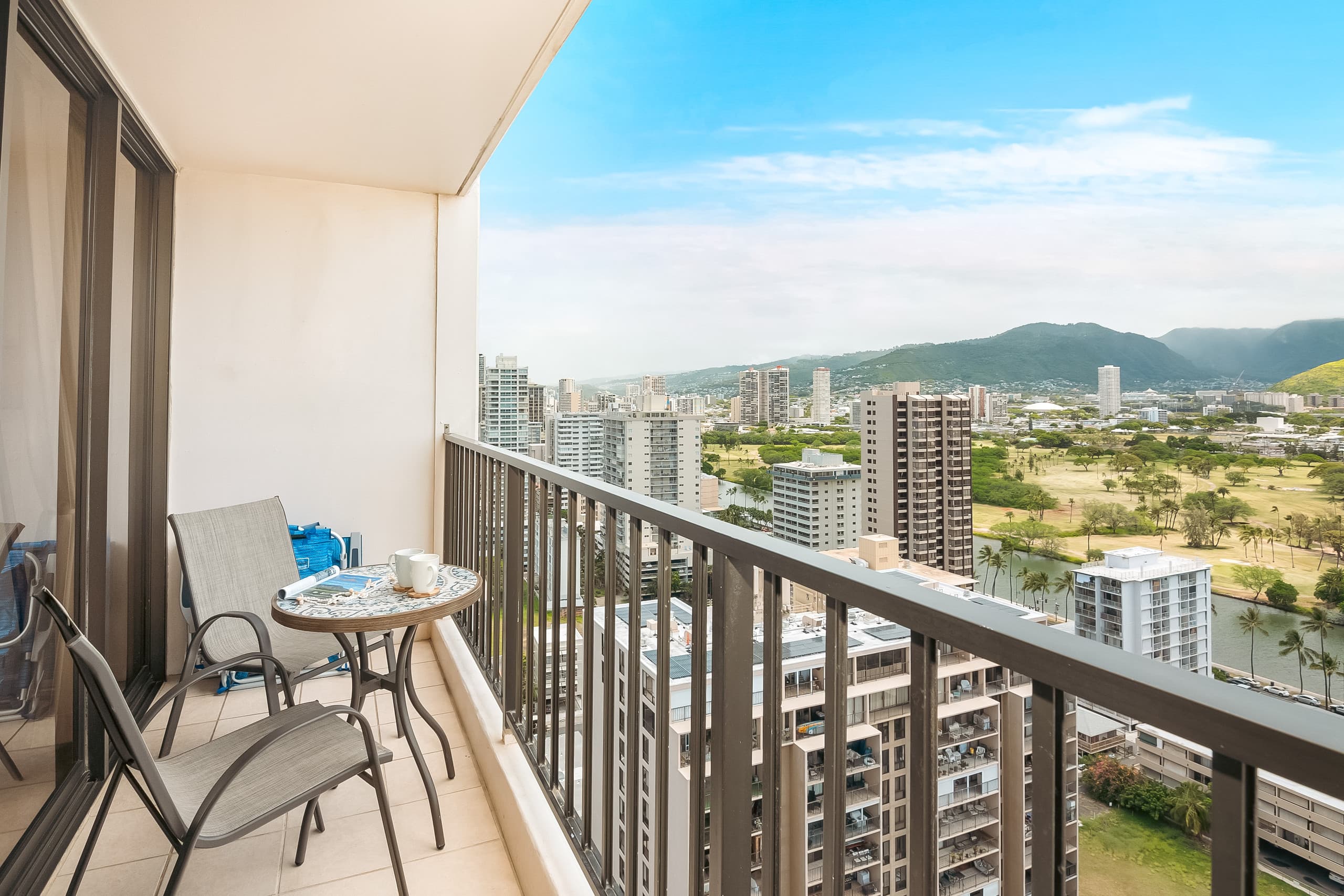Condo in Honolulu · ★4.94 · 1 bedroom · 2 beds · 1 private bath - Image 39