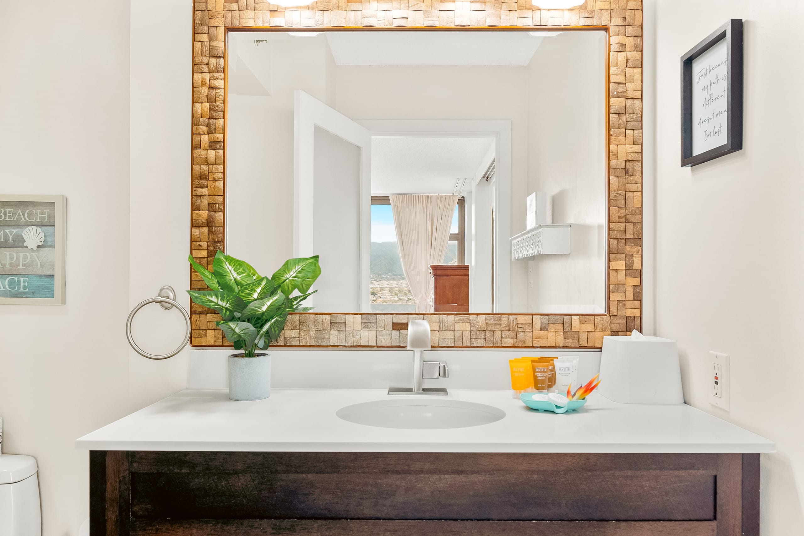 Condo in Honolulu · ★4.94 · 1 bedroom · 2 beds · 1 private bath - Image 37