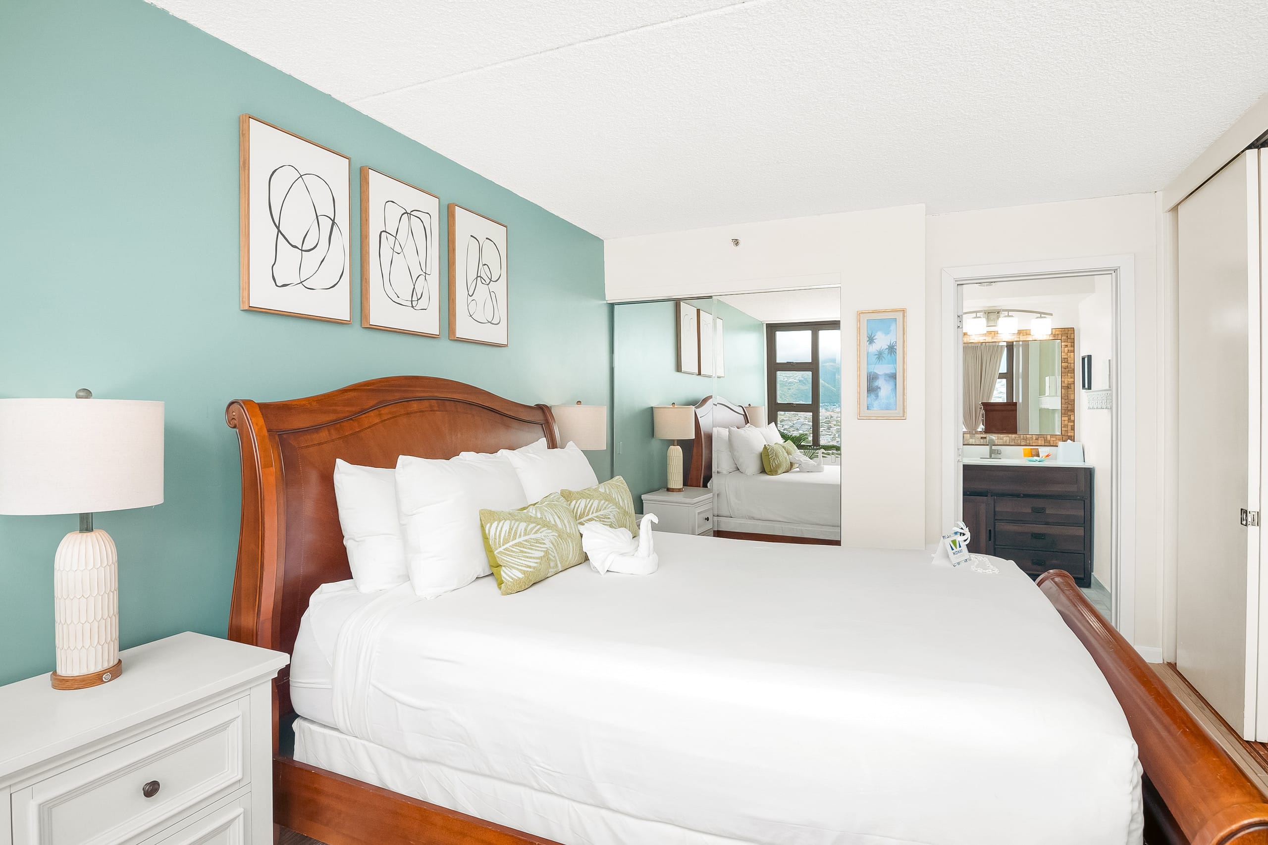 Condo in Honolulu · ★4.94 · 1 bedroom · 2 beds · 1 private bath - Image 28