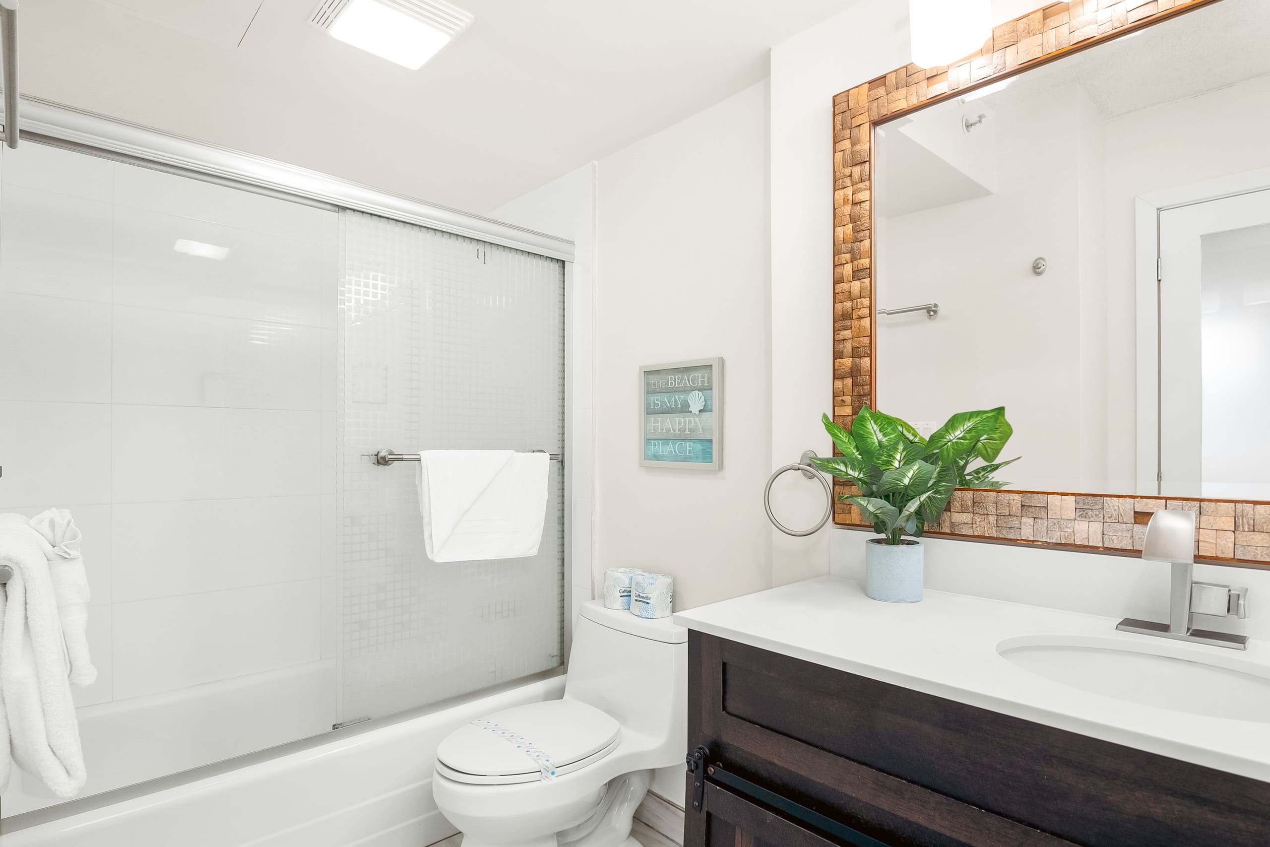 Condo in Honolulu · ★4.94 · 1 bedroom · 2 beds · 1 private bath - Image 36