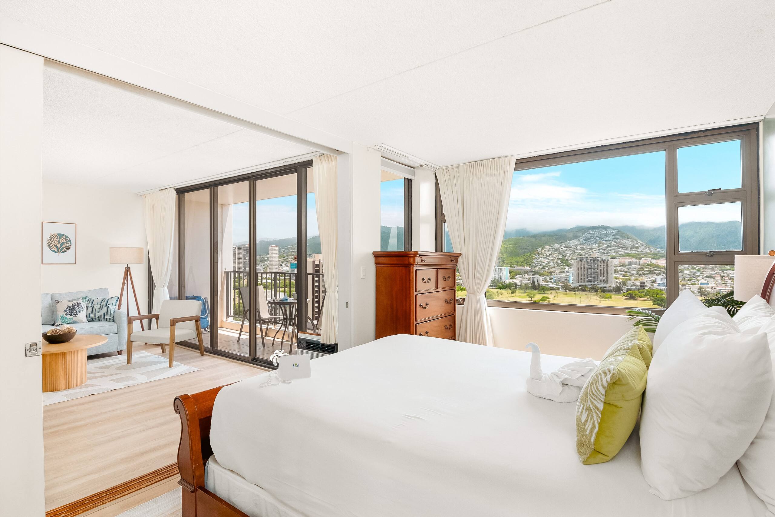 Condo in Honolulu · ★4.94 · 1 bedroom · 2 beds · 1 private bath - Image 27