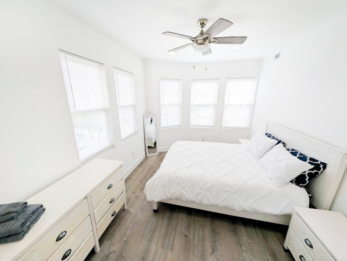  استمتع بالإضاءة! غرفة نومنا ذات الحجم الكبير مضاءة جيدًا بالضوء الطبيعي، مما يوفر ملاذًا هادئًا وجيد التهوية.