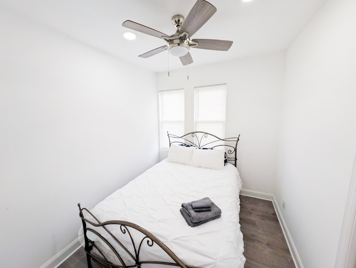 ملاذ ️ مشرق وواسع! استمتع بالراحة في غرفة نوم واسعة أخرى ذات إضاءة جيدة تحتوي على سرير متوسط الحجم. مثالية للاسترخاء!