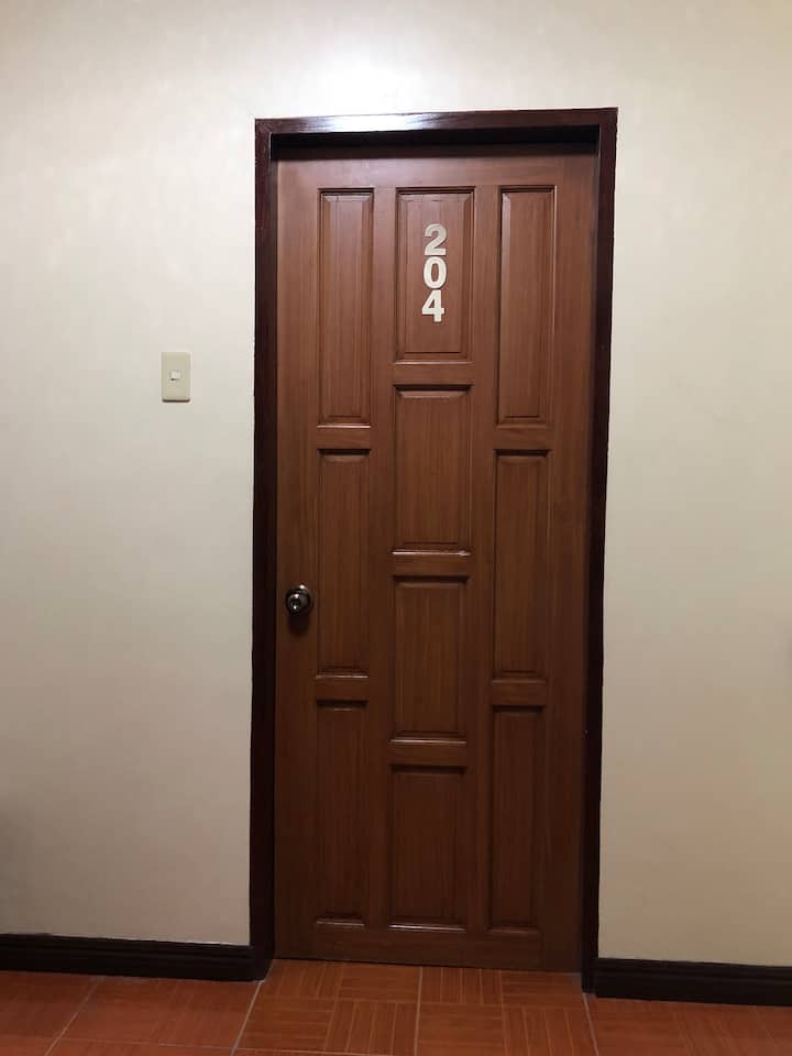 غرفة نوم ماستر مع مرحاض وحمام وشرفة خاصة