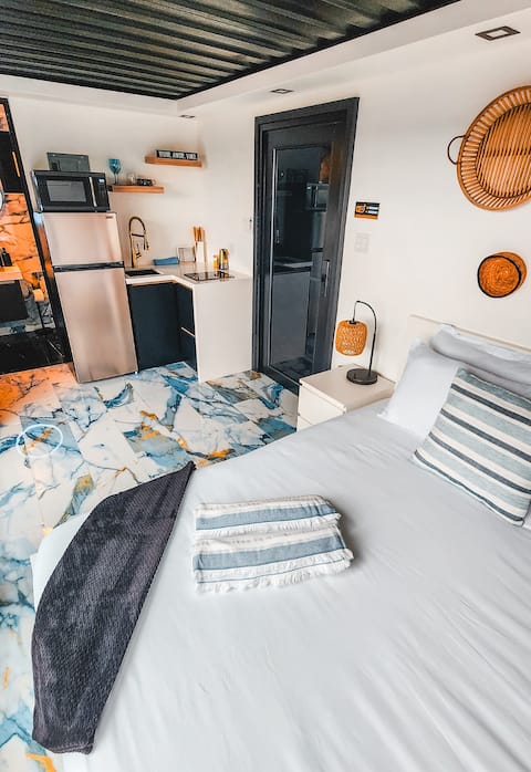 Successful Airbnb property: Luxury Private Container W/ Jacuzzi in Puerto Real