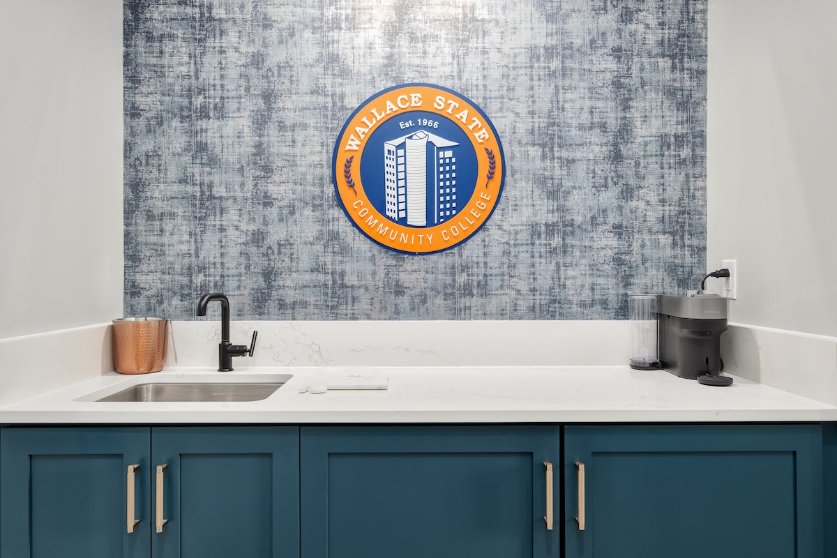 El área del bar está cuidadosamente equipada con un fregadero, refrigerador, congelador y una máquina Nespresso para tu comodidad. Además, los huéspedes tienen acceso a una máquina de hielo ubicada en la sala de conferencias.