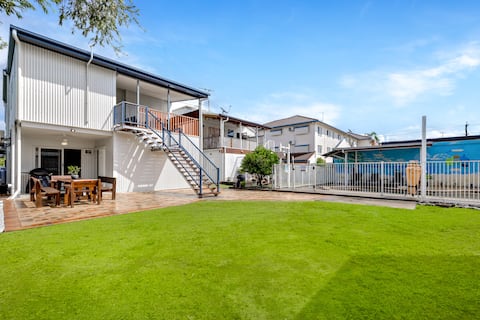 Cairns Central Walking Distance Town House