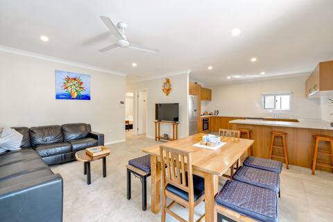 Cairns Central Walking Distance"Town House"