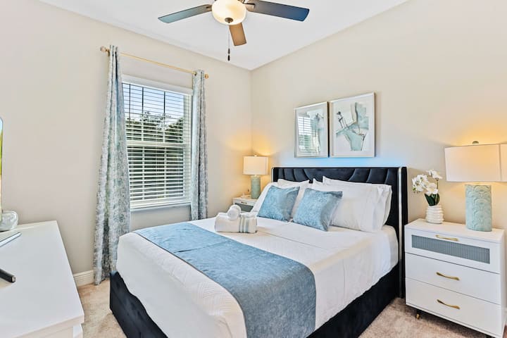 მე-3 საძინებელი ორადგილიანი საწოლით, 50-დუიმიანი სმარტ-ტელევიზორით და კარადაში გასეირნებით