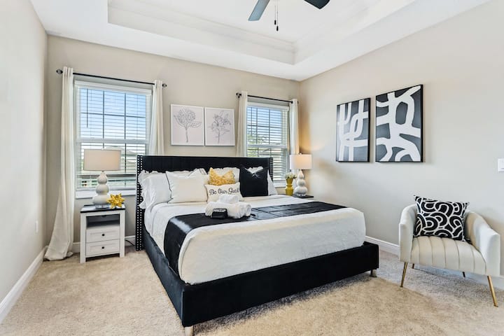 Მთავარი საძინებელი/დიდი საწოლი, 100% -იანი ბამბის ზეწრები, 55-დუიმიანი სმარტ-ტელევიზორი და მყუდრო მოსასვენებელი სკამი,  უზარმაზარი შესასვლელი კარადა