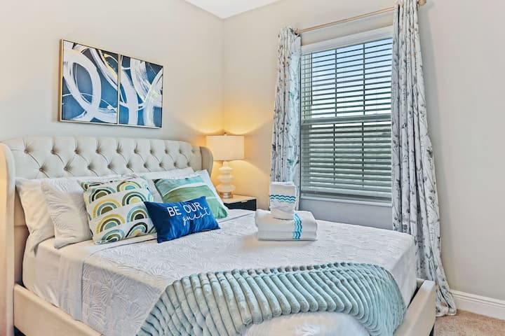 მე-2 საძინებელი Queen საწოლით , 50-დუიმიანი ტელევიზორით და კარადაში გასეირნებით