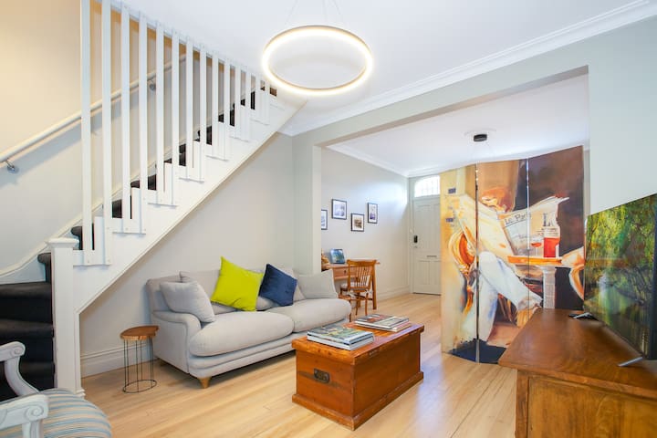 Darling of Darlinghurst – Home w/ charm & history