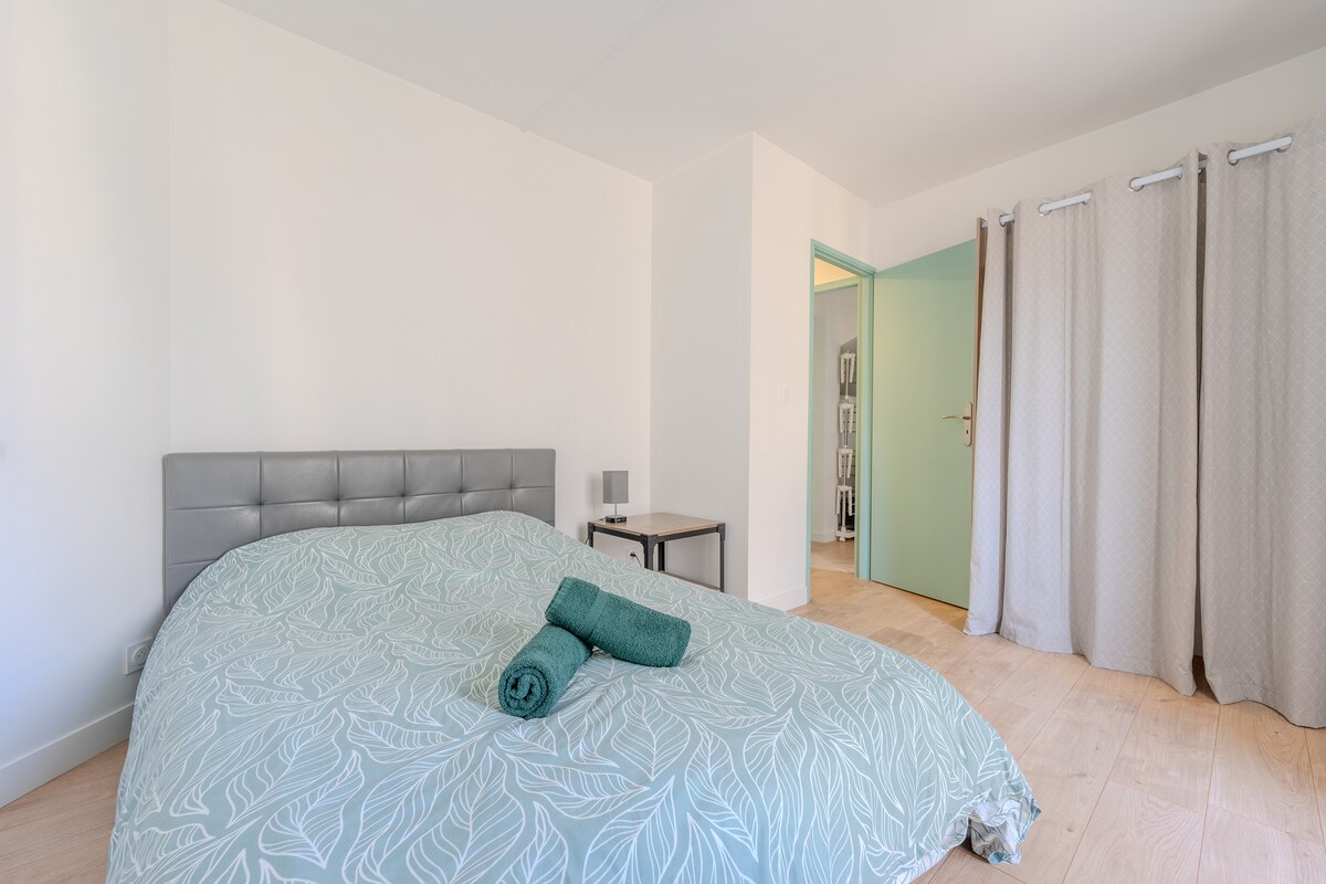 Dhoma është e gjerë me hapësirë ruajtjeje.