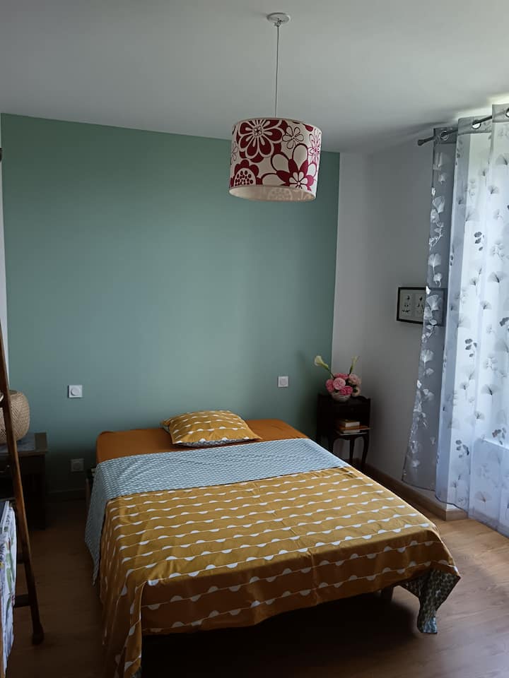 Დიდი საძინებელი. ულამაზესი ხეობის სამხრეთი ხედი. Სათავსო და დამატებითი გასაშლელი დივანი. 